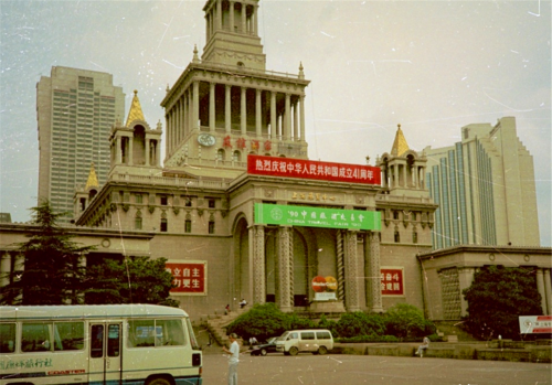 1990年的上海：图1庆祝建国41周年，图7上海街头庆祝北京亚运会