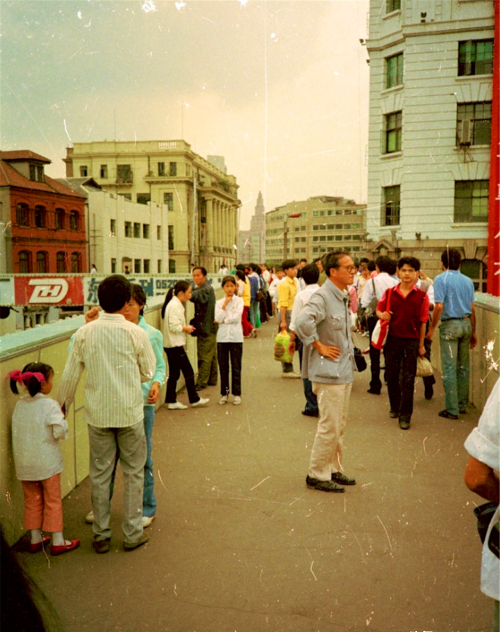 1990年的上海：图1庆祝建国41周年，图7上海街头庆祝北京亚运会