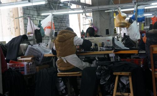 实拍：广西乡镇小型制衣厂，全是女的，一天加工1000条裤子