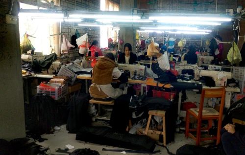 实拍：广西乡镇小型制衣厂，全是女的，一天加工1000条裤子