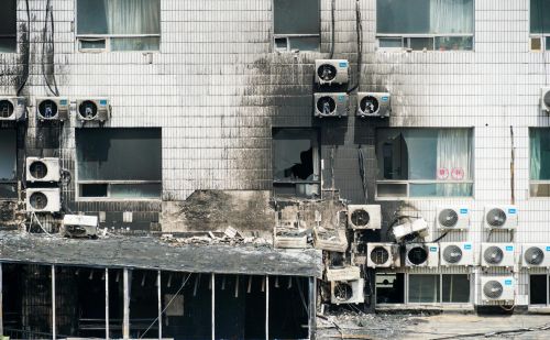  长峰医院火灾：一病房内三名老人靠湿毛巾捂住口鼻，坚持到消防员救出