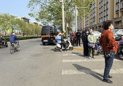  长峰医院火灾：一病房内三名老人靠湿毛巾捂住口鼻，坚持到消防员救出