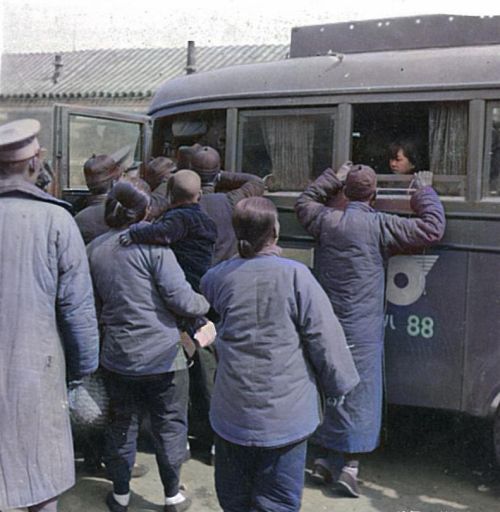 河北霸州  1940年代胜芳古镇，车站人流攒动街头商贩云集