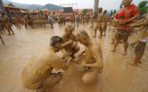 体验沧源佤族疯狂“摸你黑”，你让摄影师情何以堪？