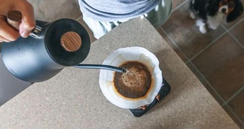 做手冲咖啡前,为什么要冲洗咖啡滤纸呢(手冲咖啡为什么要用滤纸)