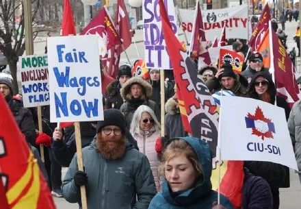 加拿大10余万联邦雇员罢工政府服务受到影响