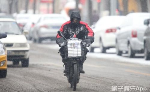 闺蜜男友过生日,女子居然把自己打包送给小伙(男闺蜜手工生日礼物)