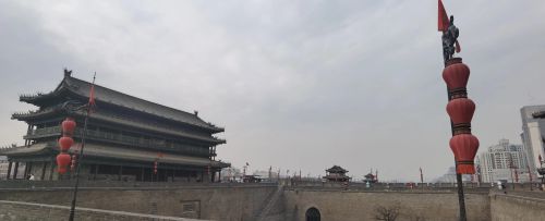 巍峨耸立的西安城墙图片(巍峨耸立的西安城墙是什么)