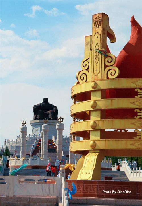 乌兰五台投资420万元的成吉思汗雕像，有着深邃的民族文化气息