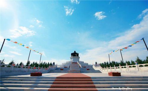 乌兰五台投资420万元的成吉思汗雕像，有着深邃的民族文化气息