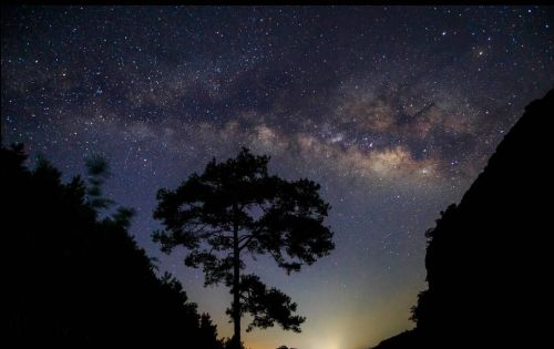 描写月空的夜色的诗句(月空夜景)