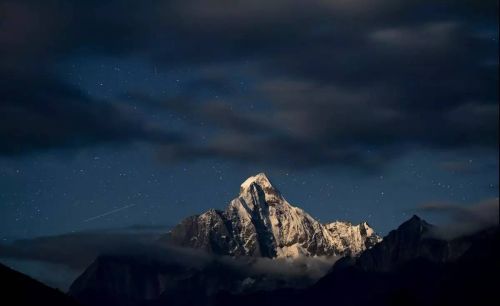 描写月空的夜色的诗句(月空夜景)