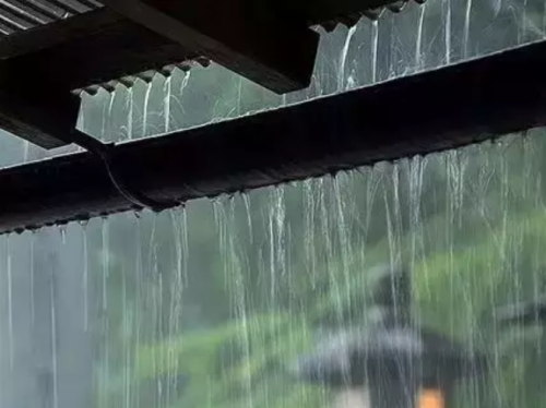 屋檐下听雨是什么意思?(屋檐下听雨的诗句)