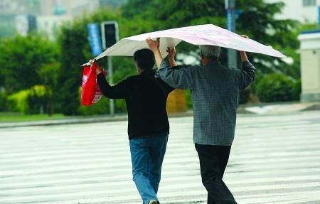 你会选择一个陪你淋雨的还是给你送伞的人(愿意嫁给你的说说)