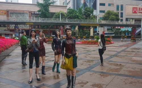 成都春熙路的这组雕塑，逼真到以假乱真，就像时尚男女在逛街
