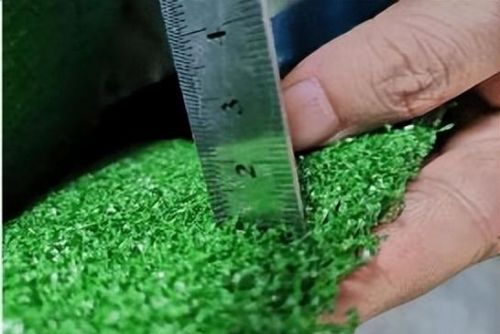 人造草坪高度测量(人造草坪质量怎么看)