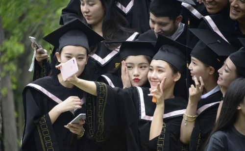 学士服各种颜色代表什么(学士服颜色分类颜色代表哪些意义)