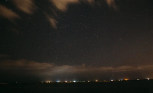 夜空中飞行的ufo(夜晚天空上有一群不明飞行物)