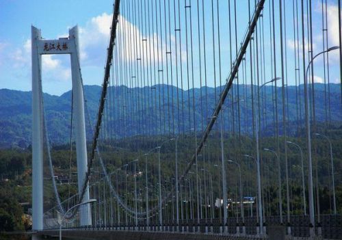 云南龙江大桥有多高有多长?(云南的龙江大桥长达两千米)