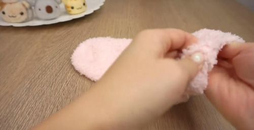 教你学会如何用袜子制作出呆萌的树袋熊布偶，是不是很可爱！