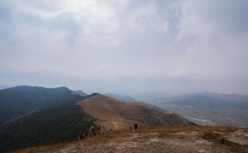 济南浆水泉~藏龙涧徒步，山上的小路蜿蜒曲折