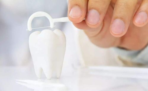 导致牙龈萎缩的原因有哪些(是什么引起牙龈萎缩)