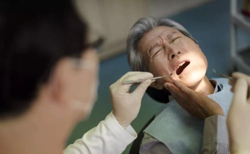 导致牙龈萎缩的原因有哪些(是什么引起牙龈萎缩)