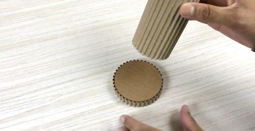 废旧纸板还可以这样用，教你如何制作一个简单的笔筒（图解）