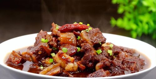 牛肉哪个部位精肉多(牛肉买哪个部位)