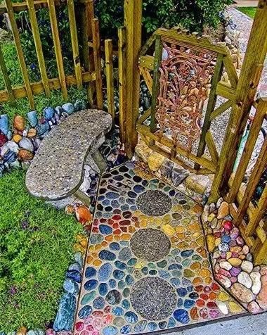 院子里的鹅卵石怎样铺才好看(庭院铺装鹅卵石造型)