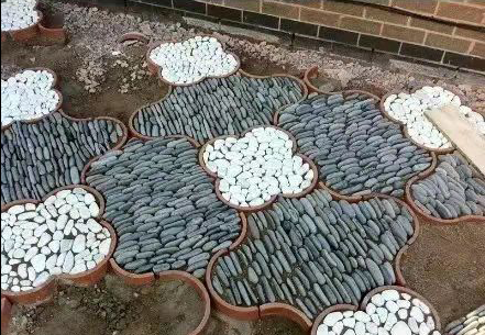 院子里的鹅卵石怎样铺才好看(庭院铺装鹅卵石造型)