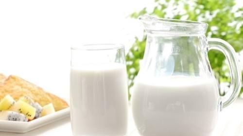 脱脂牛奶和全脂牛奶的区别减肥喝脱脂奶(脱脂牛奶和全脂牛奶哪个对身体好)