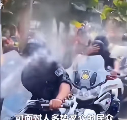  专泼女性隐私部位！云南泼水节雨衣遭撕扯女生发声：颜值越高越狠