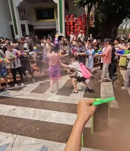  女游客在泼水节被“围攻”和撕雨衣，当事人：很崩溃！多方回应