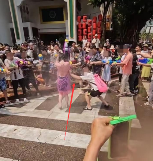  打着泼水节的名义公开耍流氓，被撕雨衣女子回复后引起网友愤怒。