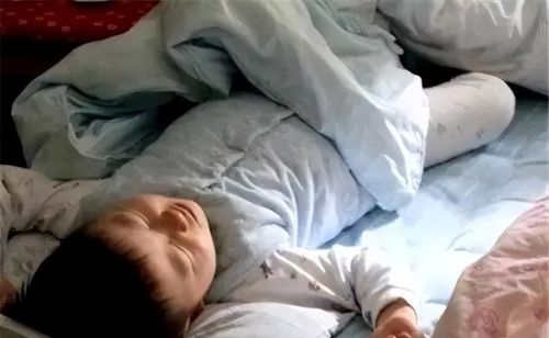 爸爸照顾女儿睡觉，由于夜晚不停给娃盖被子，结果导致孩子窒息！