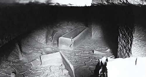 刘文彩的墓被称“独虎挂印”，入土十年被掘墓，守墓人4天后去世