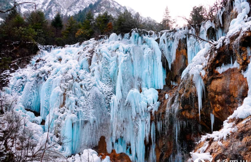 新春走基层：玉树琼花遍野开 雪山冰瀑入画来