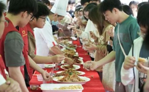 美食节、全鱼宴、2元盖浇饭……浙江高校美食也开始卷了！