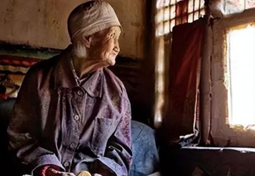 18年江西84岁老人去世，生前靠馒头咸菜度日，死后发现97万遗产