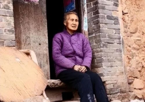 18年江西84岁老人去世，生前靠馒头咸菜度日，死后发现97万遗产