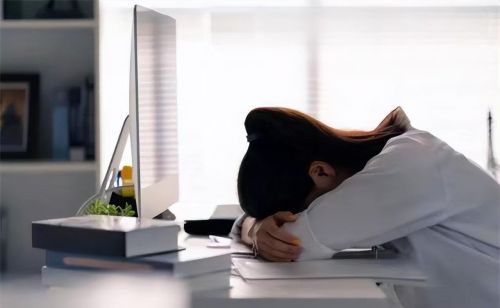 午睡可能影响寿命？医生提醒：人到中老年，午睡“三不要”得牢记