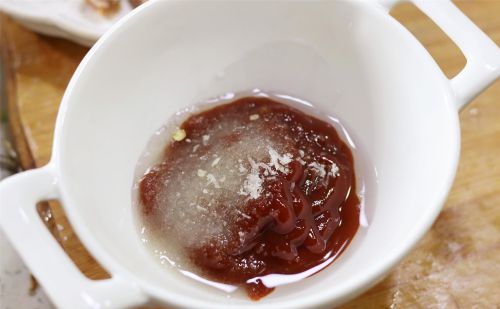 在家做糖醋里脊，糖醋汁记住3：2：1的比例，和饭店做的一样好吃