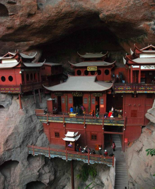 福建大山的悬崖上发现一天然岩洞，洞中竟建一座寺院，已有870年