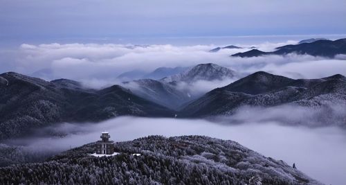 浙江第一名山，素称“三江之源”，游客都说：景色很美不输黄山