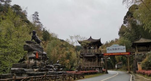 浙江第一名山，素称“三江之源”，游客都说：景色很美不输黄山