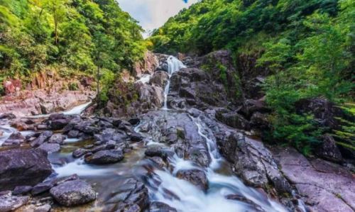 浙江第一名山，素称“三江之源”，游客都说：景色很美不输黄山