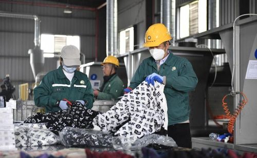 上海警方集中销毁10余吨假冒物品