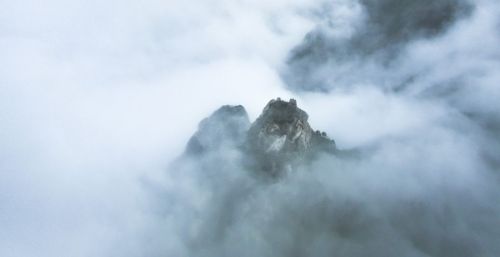 九华山：山峦叠嶂千峰里，云烟深处雾茫茫