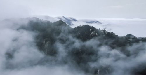 九华山：山峦叠嶂千峰里，云烟深处雾茫茫